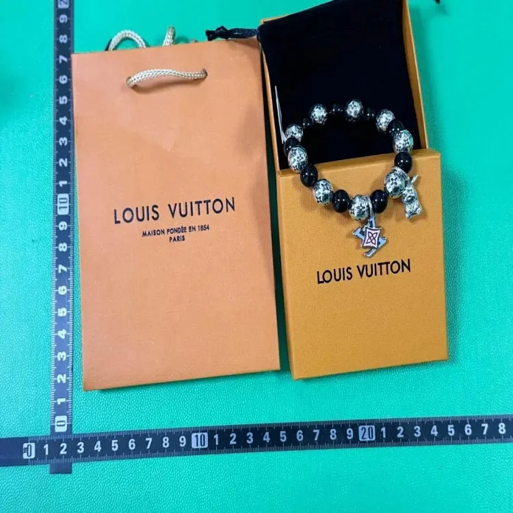 Louis Vuitton  7401558580