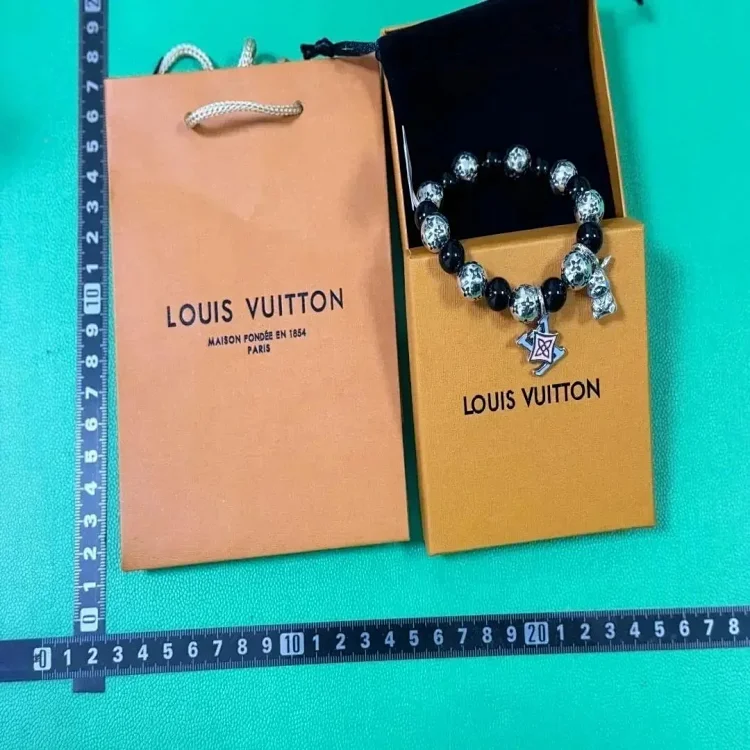 LV 7492871114